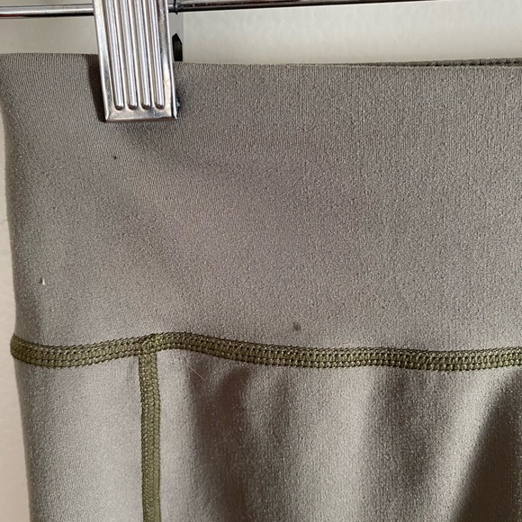 Green Sweaty Betty compression shorts - Picture 4 of 4